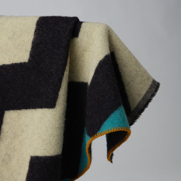 ZIGZAG BLANKET IN BLACK